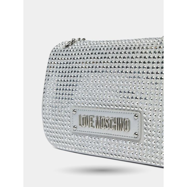 Dettaglio dei brillantini e della placca con il logo Love Moschino