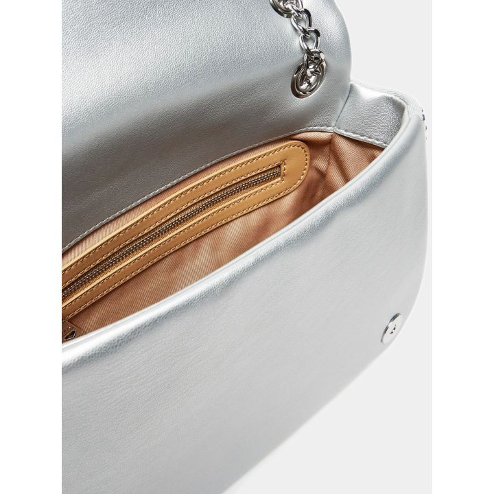 Interno della borsa argento con tasca con zip