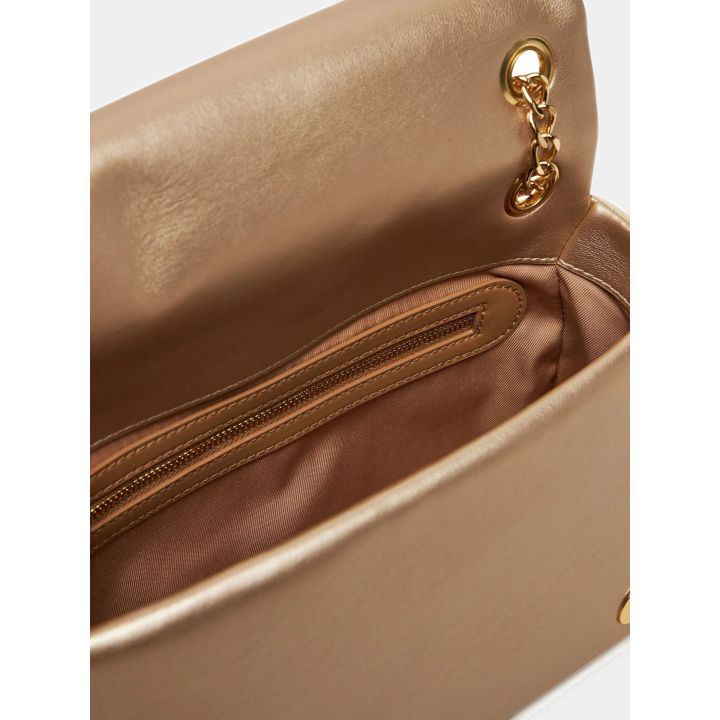 Interno della borsa oro con patta aperta e tasca con zip