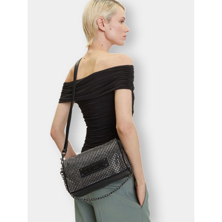 Borsa Love Moschino nera con brillantini indossata a tracolla