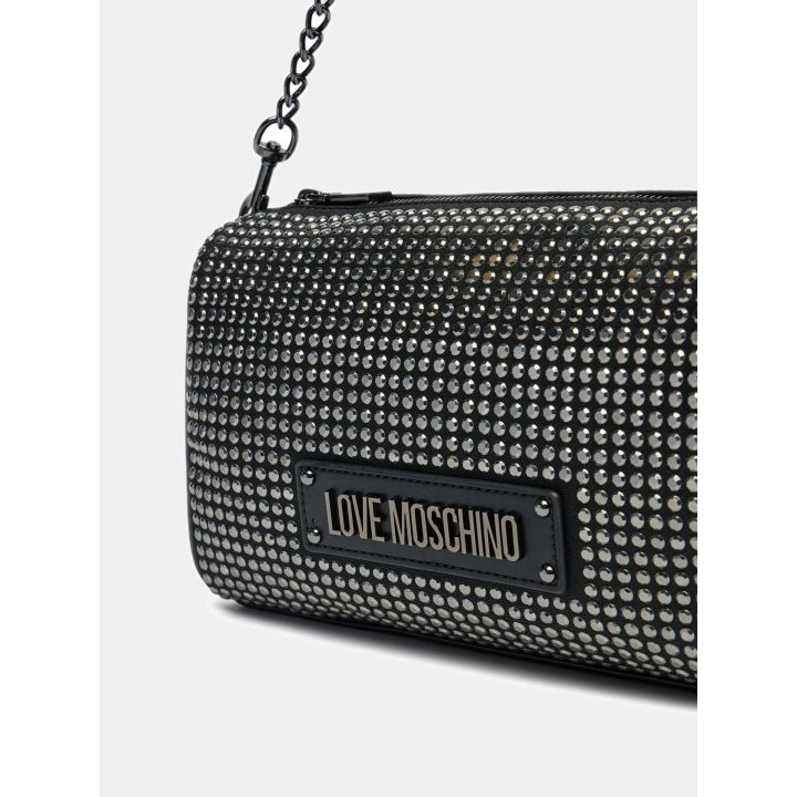 Dettaglio degli zirconi e della placca con il logo Love Moschino