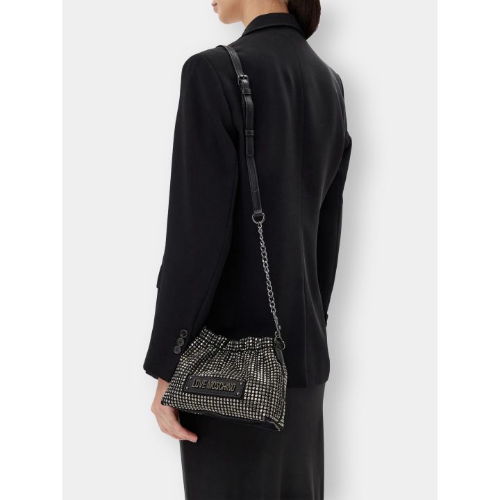 Secchiello Love Moschino nero indossato a tracolla con la catena