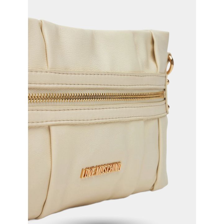Dettaglio della zip dorata e del logo sulla clutch beige