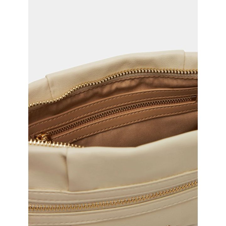 Interno della clutch beige con fodera color sabbia