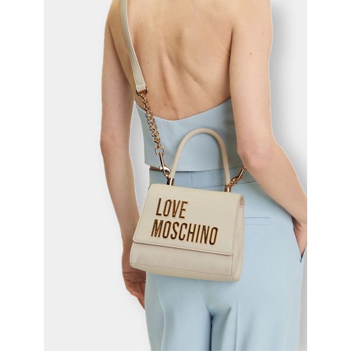Borsa Love Moschino avorio indossata a tracolla con catena dorata