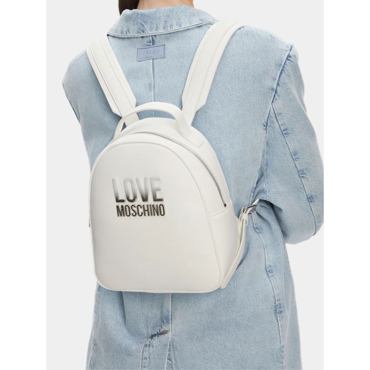 Zainetto Love Moschino bianco indossato sulle spalle
