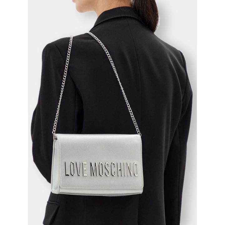 Pochette argento portata a spalla con la catena