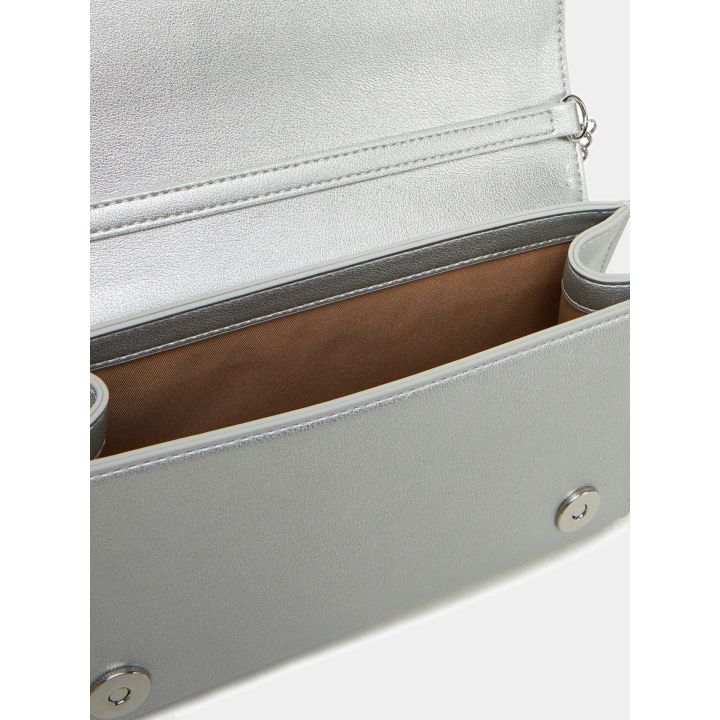 Interno della pochette argento con chiusura magnetica