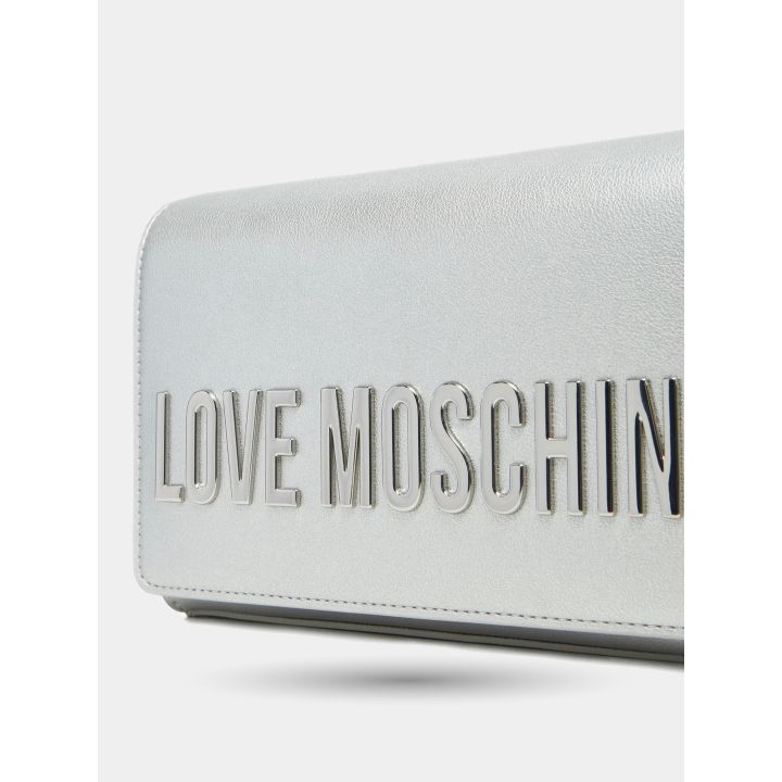 Dettaglio del maxi logo lettering in metallo sulla pochette argento