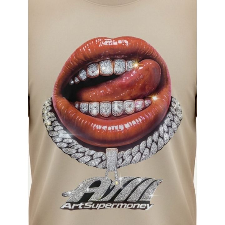 Dettaglio della bocca con grillz in cristalli e catena in strass