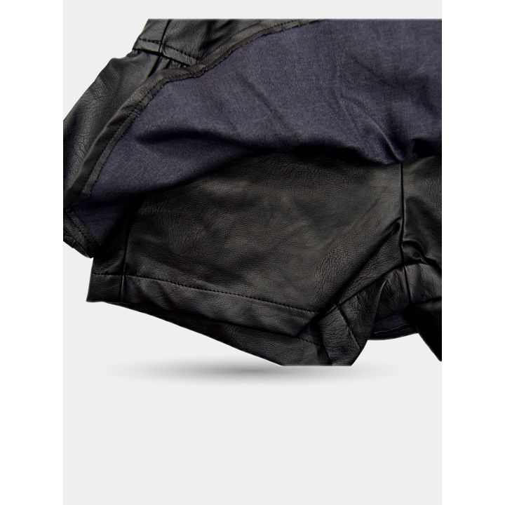 Dettaglio del pantaloncino sotto la balza della gonna nera