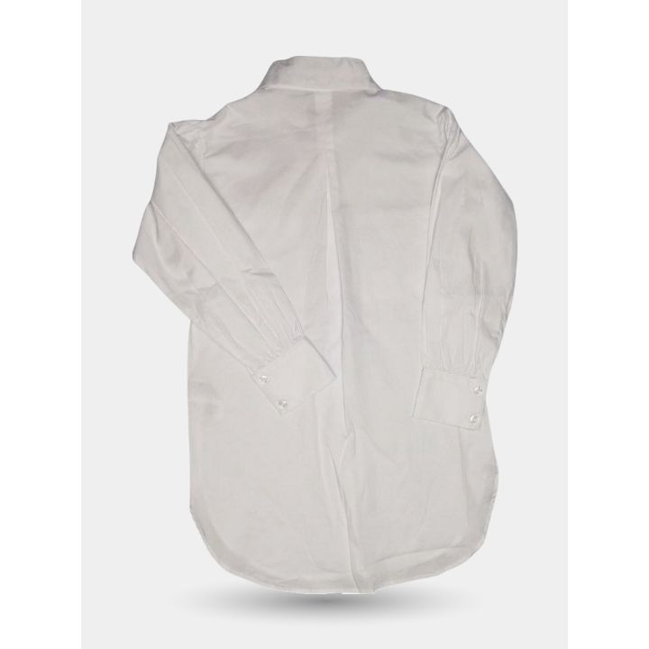 Retro della camicia bianco latte con orlo arrotondato
