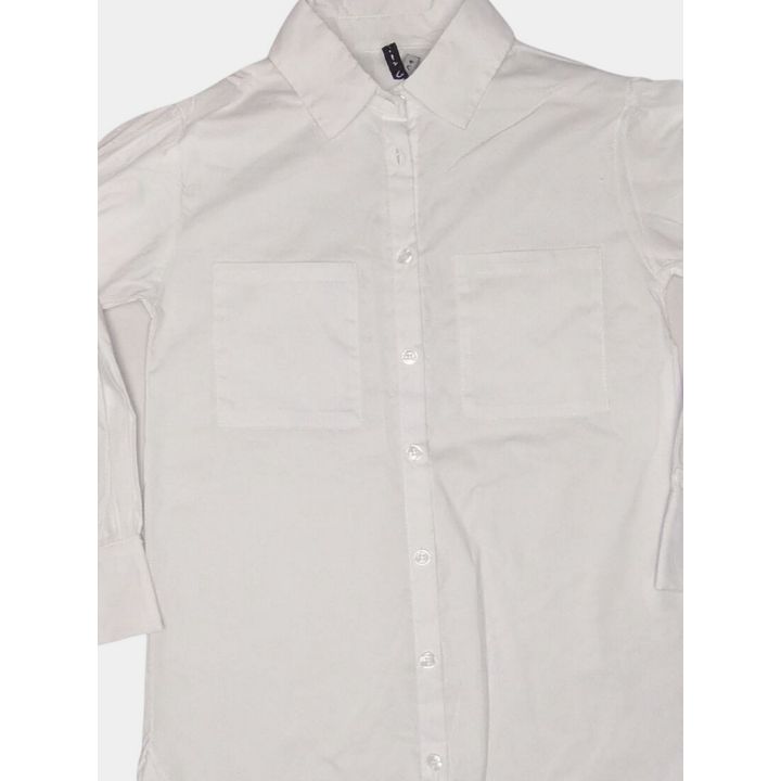 Dettaglio dei due taschini e dei bottoni della camicia bianco latte