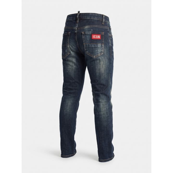 Jeans ICON blu scuro vista di tre quarti dal retro con patch rossa