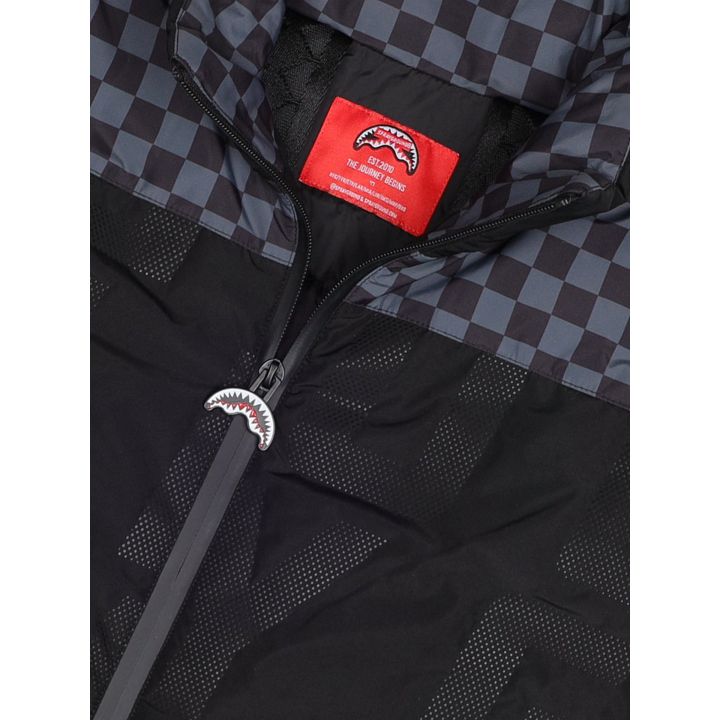 Etichetta rossa interna e tiretto della zip a forma di squalo