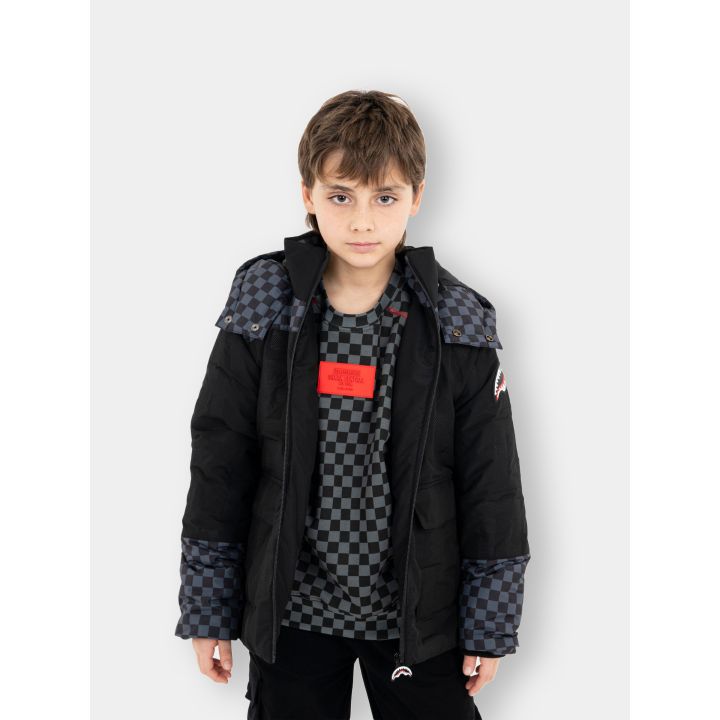 Ragazzo con il giubbotto Sprayground a scacchi grigi indossato aperto