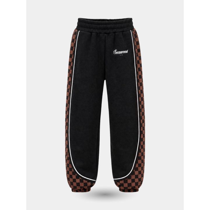 Pantaloni tuta Sprayground neri con bande a scacchi marroni, vista frontale