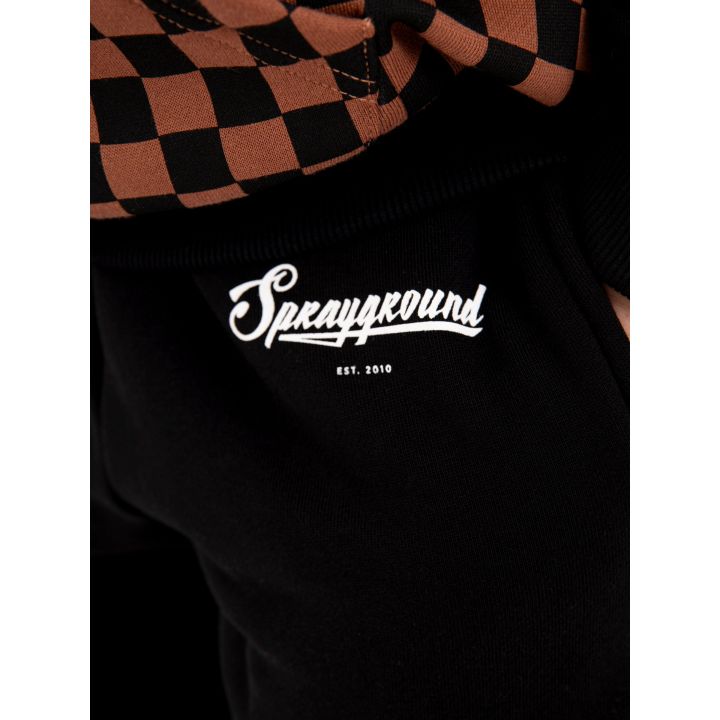 Scritta Sprayground in corsivo bianco sul davanti dei pantaloni