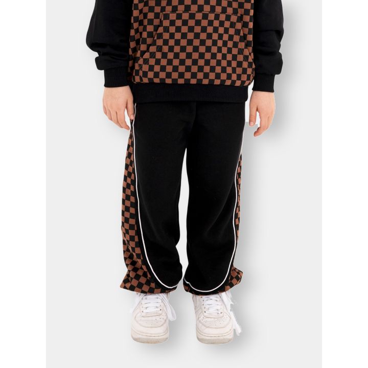 Pantaloni a scacchi indossati con la felpa coordinata, vista frontale