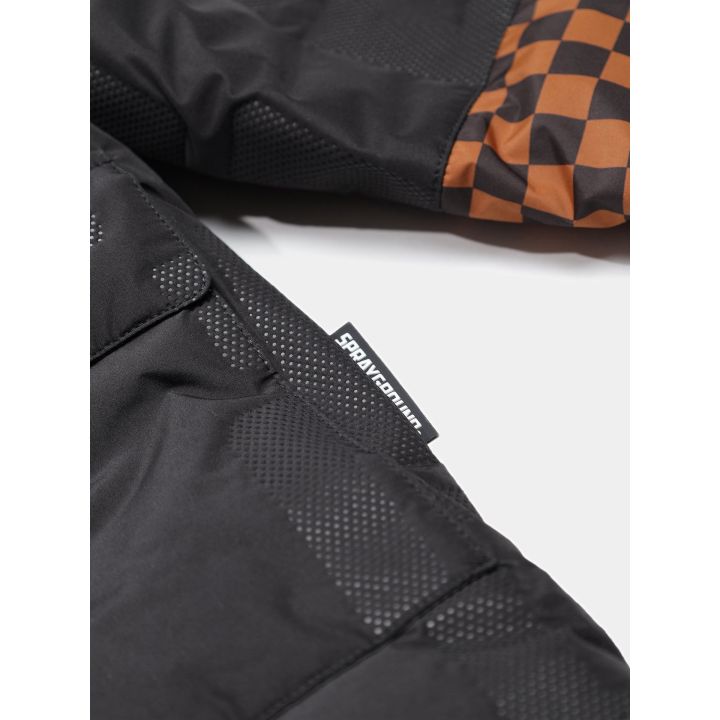 Etichetta Sprayground cucita sul fianco del giubbotto nero