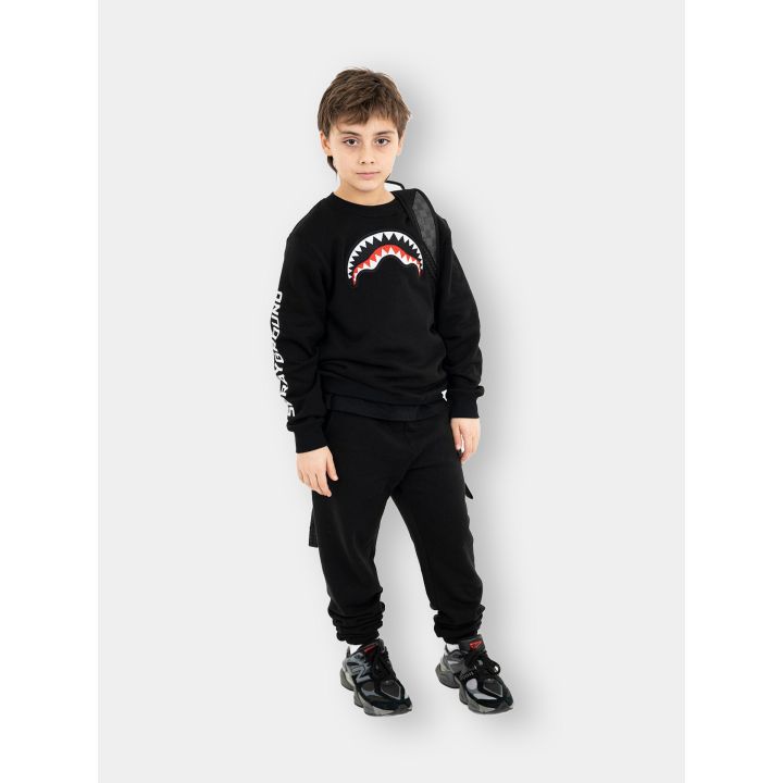 Felpa Sprayground nera indossata, vista frontale a figura intera