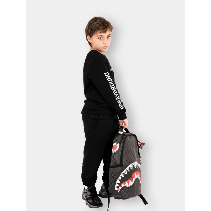 Scritta Sprayground bianca lungo la manica, felpa indossata di lato