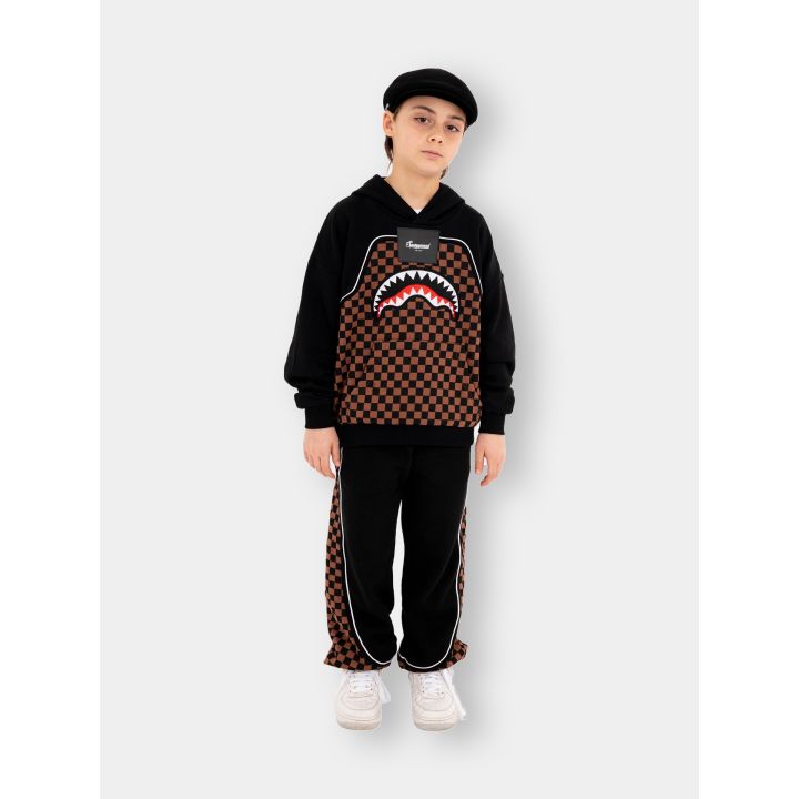 Tuta Sprayground nera e marrone a scacchi indossata a figura intera