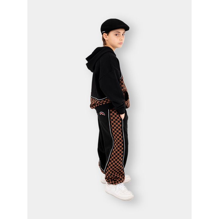 Felpa e pantaloni Sprayground a scacchi indossati, vista laterale