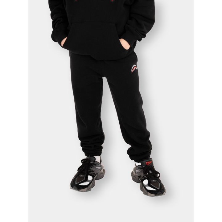 Pantaloni larghi Sprayground indossati, con elastico alle caviglie