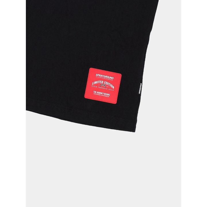 Toppa rossa effetto pelle sul fondo della t-shirt nera
