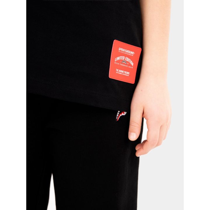 Dettaglio della toppa rossa sulla t-shirt indossata