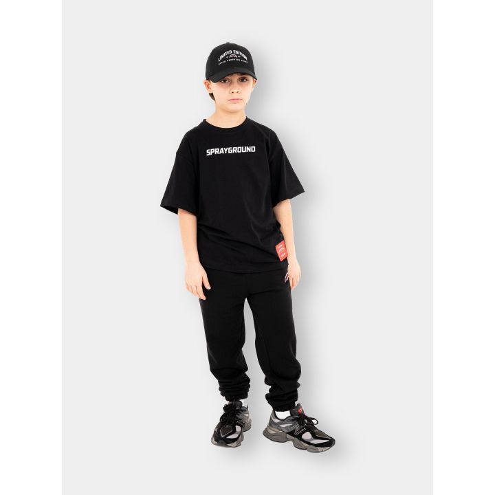 Ragazzo con la t-shirt Sprayground nera e la scritta ricamata