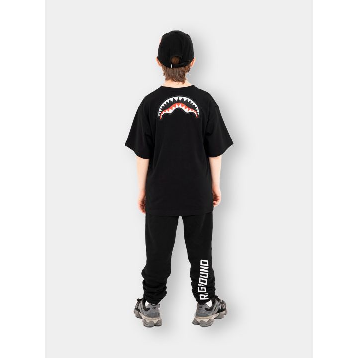 Retro della t-shirt nera indossata con la grande bocca di squalo