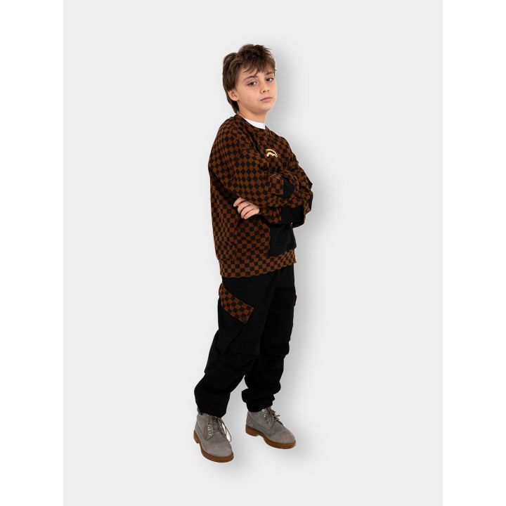 Felpa Sprayground a scacchi marroni indossata, vista laterale