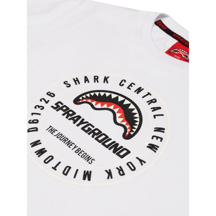 Dettaglio del logo tondo Shark Central con la bocca di squalo