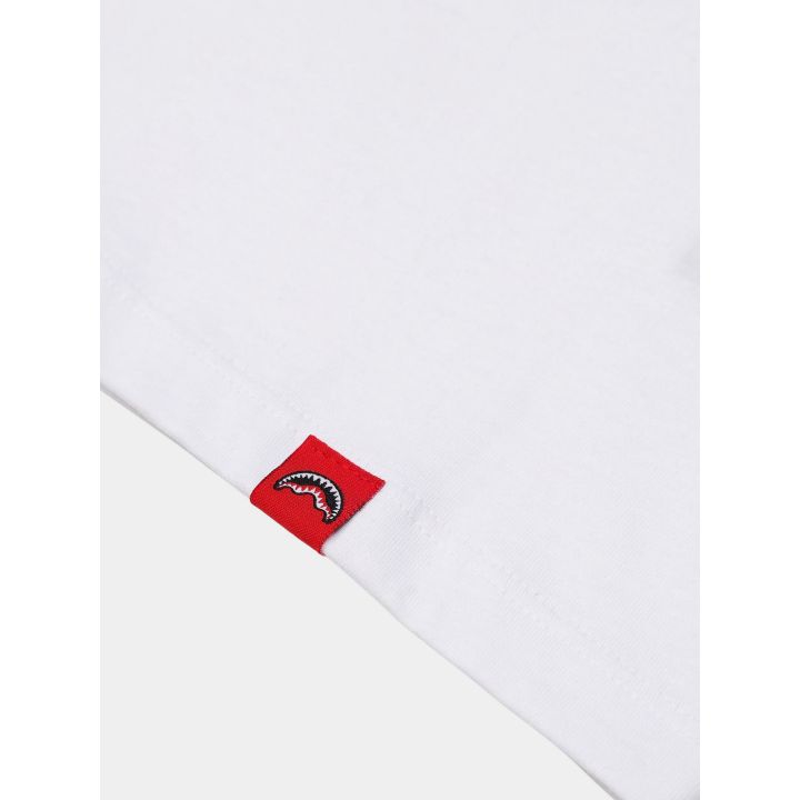 Etichetta rossa tessuta con lo squalo sul fondo della t-shirt