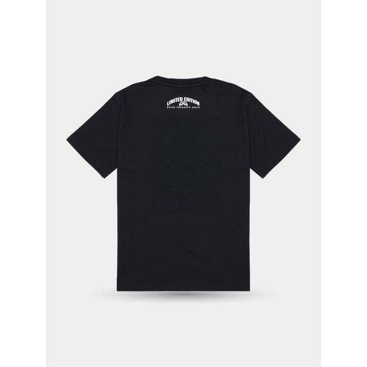 Retro della t-shirt nera con piccola stampa bianca sotto il collo