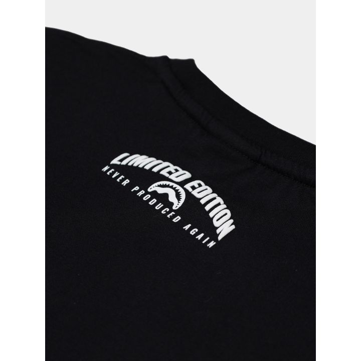 Piccola stampa bianca sul retro della t-shirt nera, dettaglio