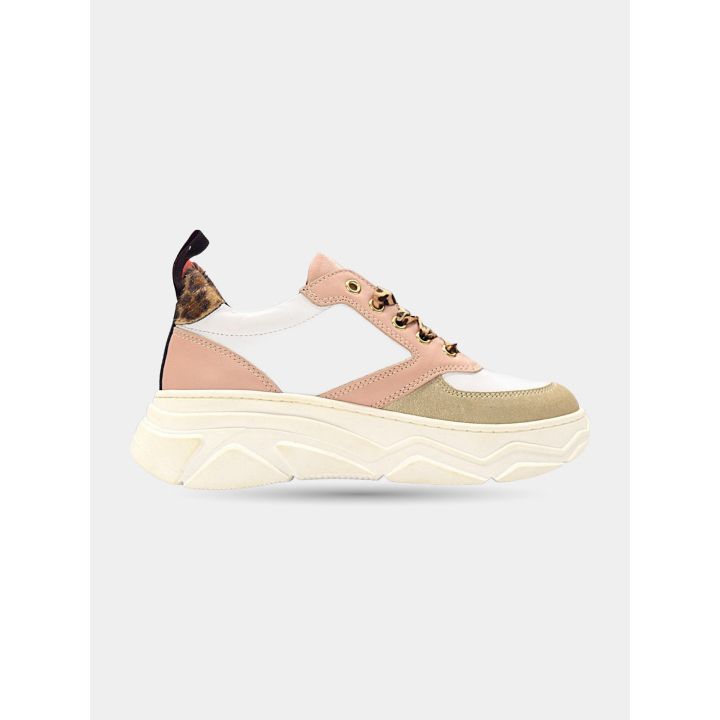 Lato interno della sneaker bianca, rosa e oro con suola alta