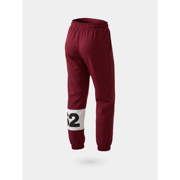 Pantalone tuta DS2 ragazzo bordeaux con fascia logo bianca, retro di tre quarti