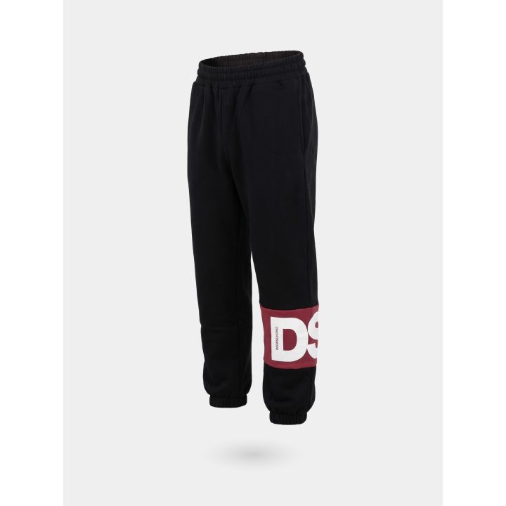Pantalone tuta DS2 ragazzo nero con fascia rossa e logo, vista di tre quarti