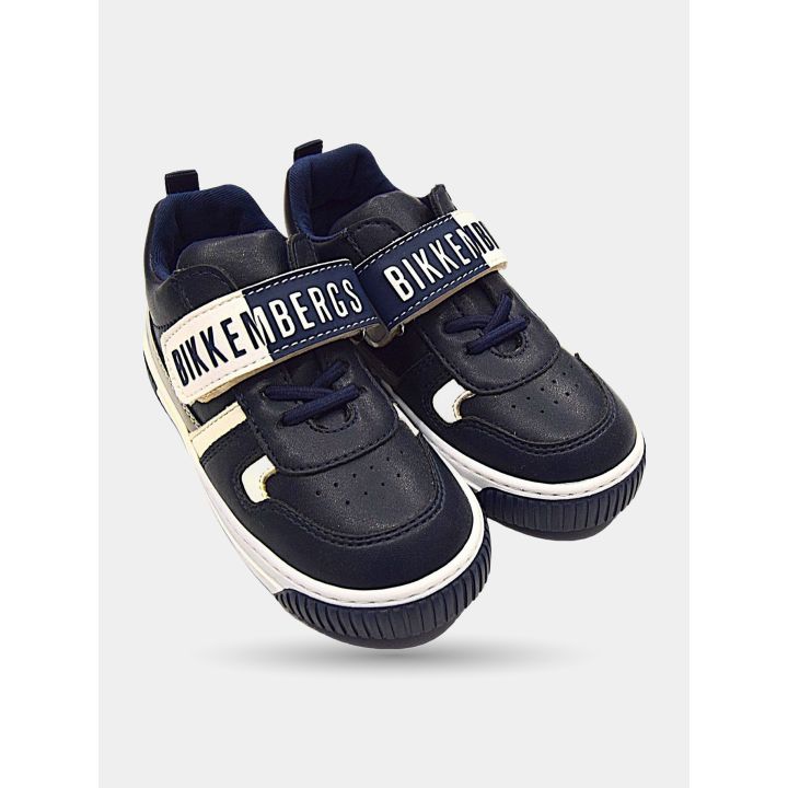 Paio di sneakers Bikkembergs blu viste di tre quarti con lo strappo