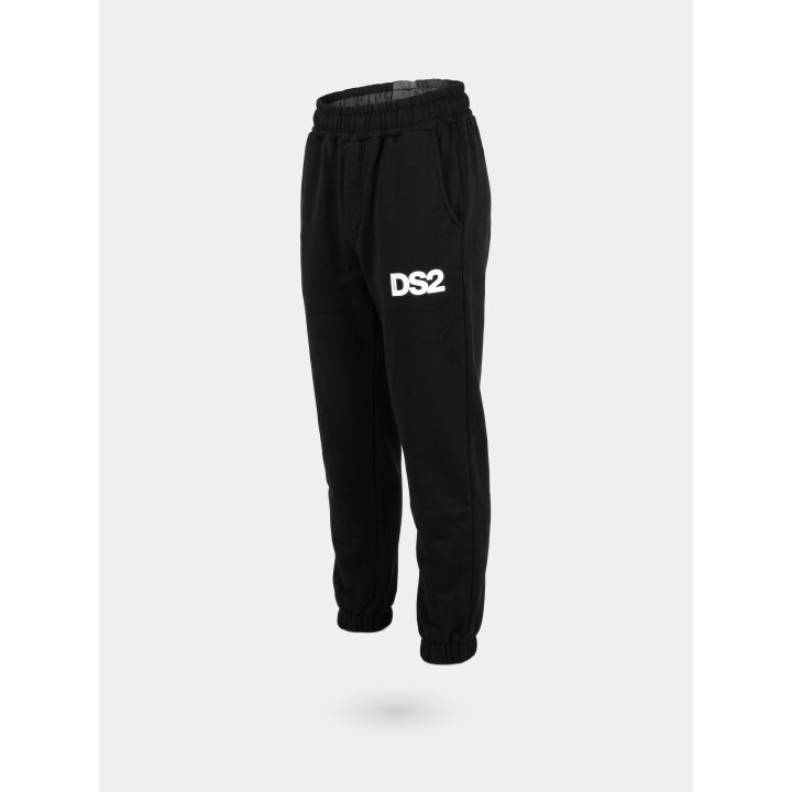 Pantalone tuta DS2 ragazzo nero con logo bianco sulla coscia, vista di tre quarti