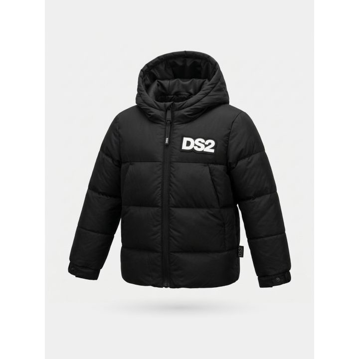 Giubbotto DS2 bambino nero con cappuccio e maxi logo sul retro, vista di tre quarti