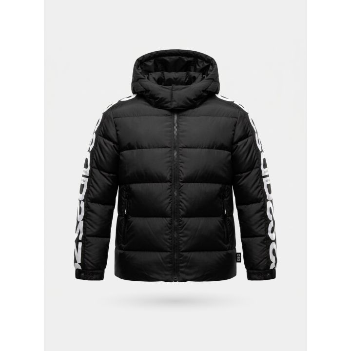 Giubbotto DS2 Drop Season 2 ragazzo nero con cappuccio e fascia lettere DS2 sulle maniche, vista frontale