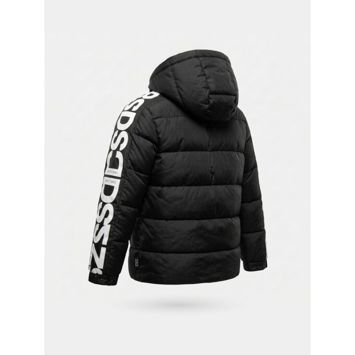 Giubbotto DS2 ragazzo nero con cappuccio e fascia lettere DS2 sulle maniche, retro di tre quarti
