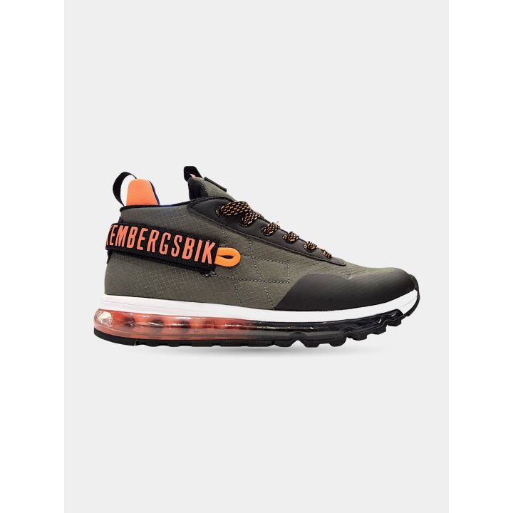 Sneaker Bikkembergs grigia con scritta arancione sul tallone, vista laterale
