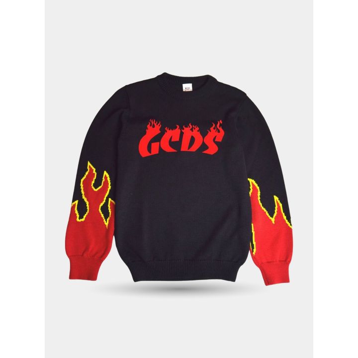 Maglione GCDS nero vista frontale con logo rosso e fiamme sulle maniche