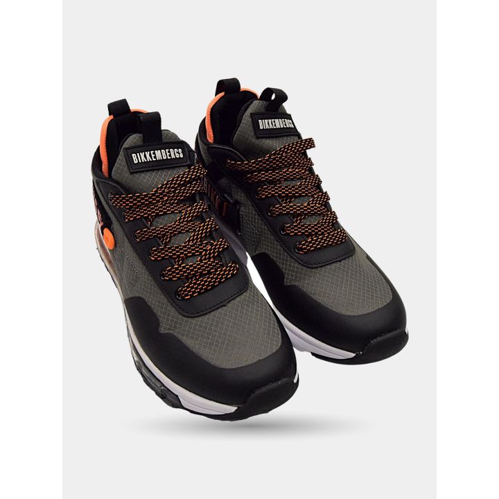 Paio di sneakers Bikkembergs grigie e nere con lacci puntinati di arancio