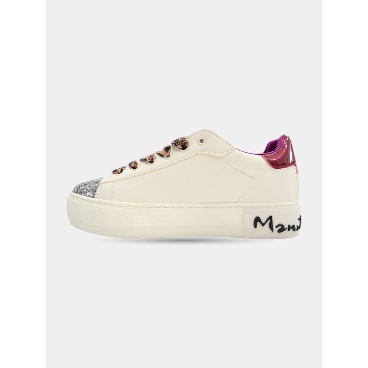Lato interno della sneaker bianca con scritta Manila Grace sulla suola